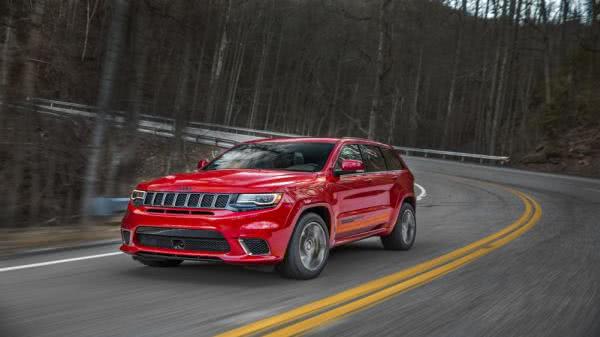 Grand Cherokee Trackhawk is the fastest SUV ever. Jeep Grand Cherokee Trackhawk on road