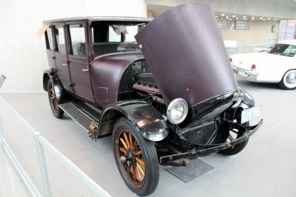 The Franklin Series 10B is made from wood and aluminum, so it weighs only 2,740 lbs. 1923 Franklin Series 10B Sedan
