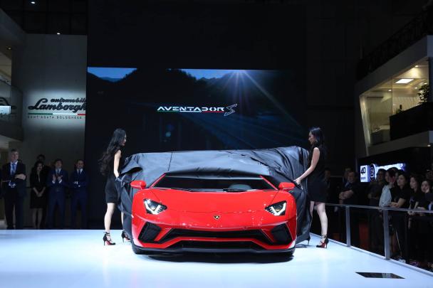 The Aventador S is powered with a 6.5-liter V12 engine delivering up to 730hp and 5,500 Nm of torque. Lamborghini Aventador S front view