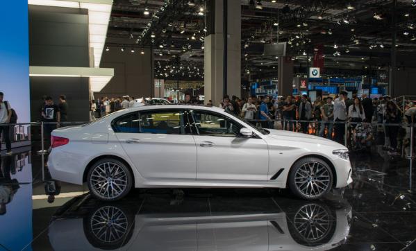 The Li’s wheelbase is stretched by 13.3 centimeters and it is also wider and higher than the regular 5-Series models. BMW 5-Series Li side view