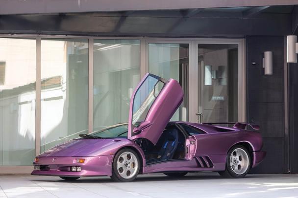 The special Diablo used to get an old-school five-speed manual transmission. Lamborghini Diablo SE30
