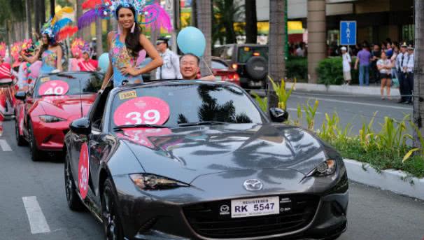 The pageant contestants from across the country and VIPs were served in around nearly sixty Mazda MX-5s from various generations A beauty contestant standing in a mazda MX-5 smiles to the crowd at the 2017 Binibing Pilipinas pageant