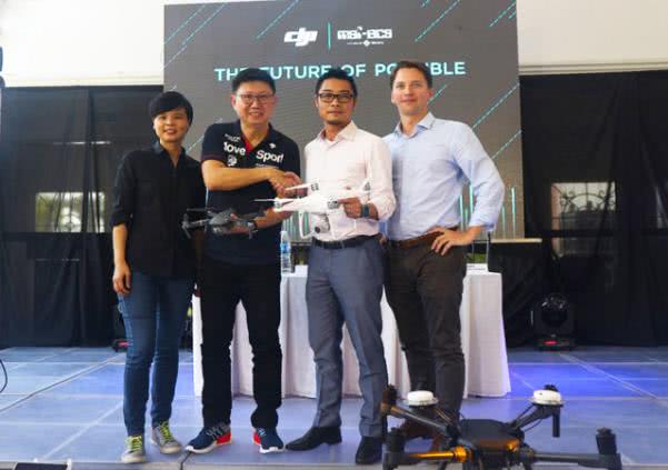 MSI-ECS has teamed up with DJI MSI-ECS representatives shaking hands with DJI representatives