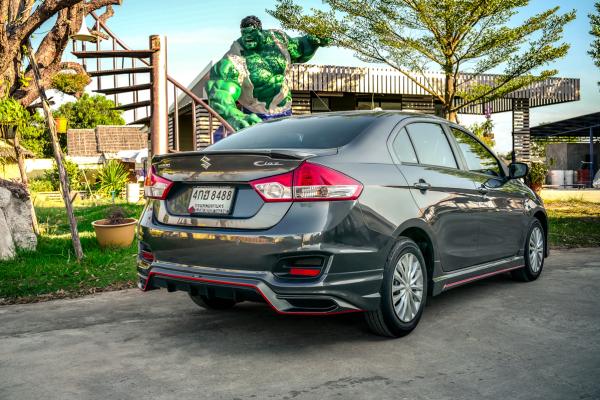The set of five pieces is added a ducktail spoiler. Suzuki Ciaz with Amotriz body kit