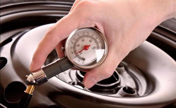 This portable item will definitely assist you in controlling the current tire pressure of your car checking tire with Portable tire pressure gauge