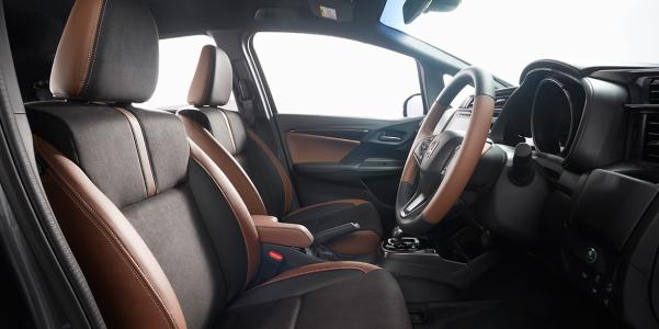 The interior design is inspired from the new Honda Civic with sporty seats covered with brown leather. 2017 Honda Jazz facelift's cabin