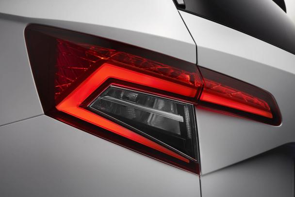 The C-shaped taillights will be applied LED technology as standard. 2017 Skoda Karoq's taillights.