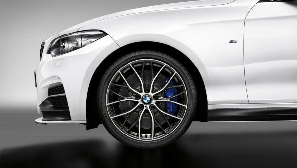 The athletic look of the car is especially highlighted by 19-inch lightweight alloy wheels with a two-tone finish. M240i M Performance Edition 19-inch lightweight alloy wheels