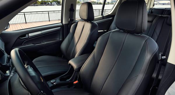 Black is still the main theme in the cabin of the new Chevy with all-black upholstery. 2017 Chevrolet Trailblazer Black Edition's cabin