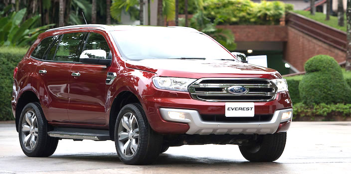 PHP 98,000 all-in down payment, or PHP 19,888 monthly payment fee or PHP 90,000 cash discount for the 3.2-liter Titanium 4×4 AT Red Ford Everest angular front view