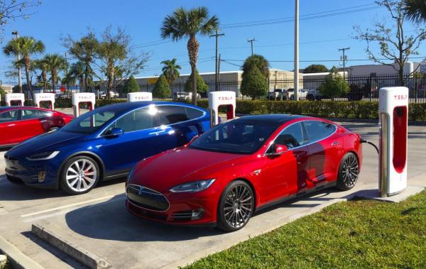 Consumer Reports has returned half the points to Tesla Model S and Model X A red Tesla Model S and a blue Model X in a parking area