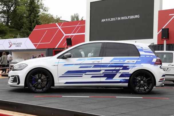 The car is finished in Electric White Mother of Pearl Effect with a contrasting black roof and blue body accents Side view of the Volkswagen Golf GTE Performance concept at Wörthersee Tour GTI 2017.