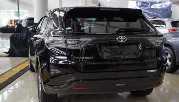The new 2.0-liter turbo engine will push out 232 hp at 5,200-5,800 rpm and 350 Nm of torque at 1,650-4,400 rpm. Rear view of the Toyota Harrier