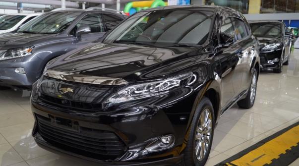 The 2017 Toyota Harrier will receive an update and it is expected to arrive at Japanese dealerships later in June. Angular front of the Toyota Harrier