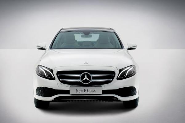 The E 220 d is quite similar to its two “brothers” E 350 d and E 200. Front view of the 2017 Mercedes E-Class E 220 d LWB