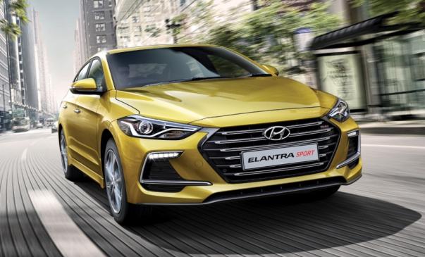 The Elantra 1.6 Turbo Sport is equipped with unique headlights and distinguished 17-inch alloy wheels Angular front of the Elantra 1.6 Turbo Sport