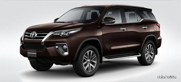 The base Toyota Fortuner G trim level is fitted with rear disc brakes and standard silver-finished sideboards side view of the 2017 Toyota Fortuner