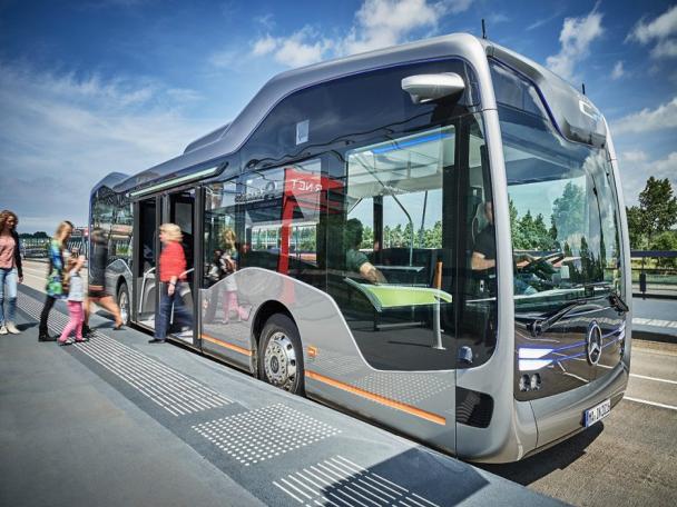 City Pilot enables the bus to pull in so that there is less than 10 cm between the bus and the curb Passengers are getting in and off the Future Bus