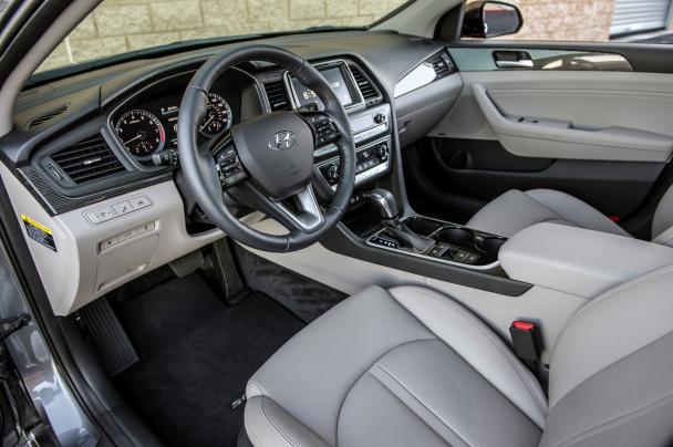 The cabin is fitted with a renewed center stack and instrument panel cabin of the Hyundai Sonata facelift