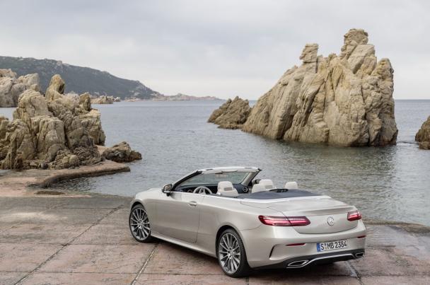 A set of 17-inch alloy wheel is also equipped as standard angular rear of the 2018 Mercedes-Benz E-Class Cabriolet