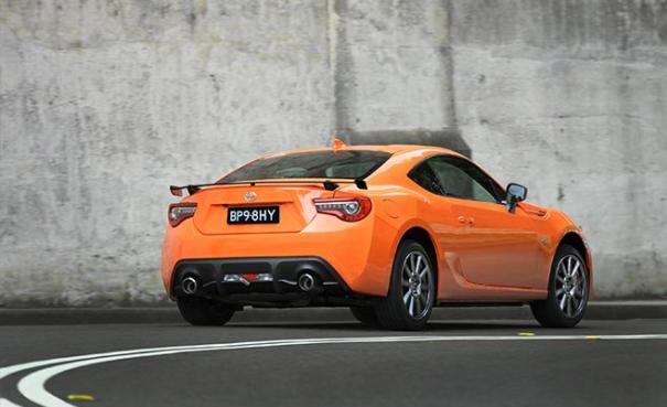 A metallic black rear spoiler and door mirrors are redesigned to harmonize with the new paint and sporty look Angular rear view of the 2017 Toyota 86 limited edition
