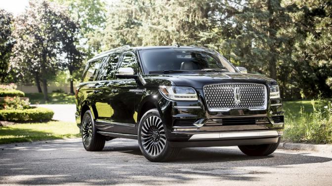 2018 Lincoln Navigator L angular front of the 2018 Lincoln Navigator L