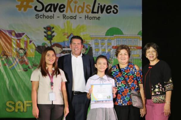 The 2017 Young Road Safety Advocate Program People award the prize to a kid