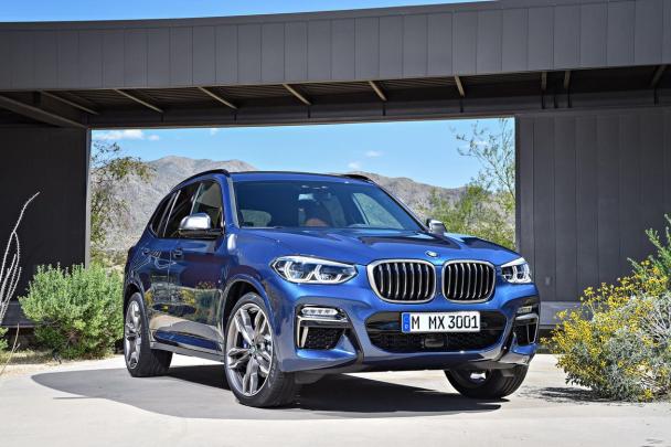 The new BMW X3 rides on the CLAR (Cluster Architecture) platform angular front of the 2018 BMW X3