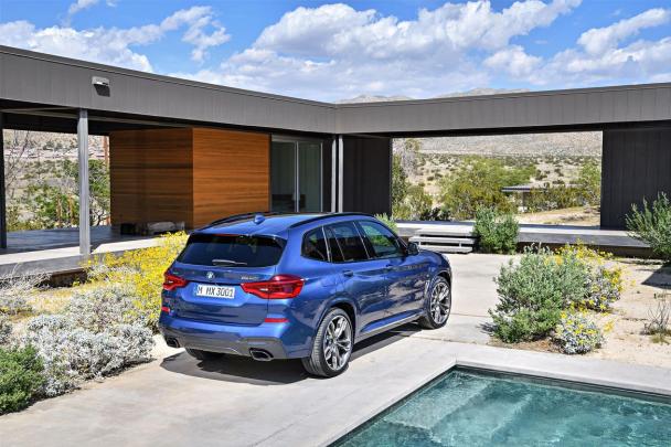 At the rear, the new SUV somewhat resembles the X1 and X5, except for the uniquely-shaped LED tail lights angular rear of the 2018 BMW X3