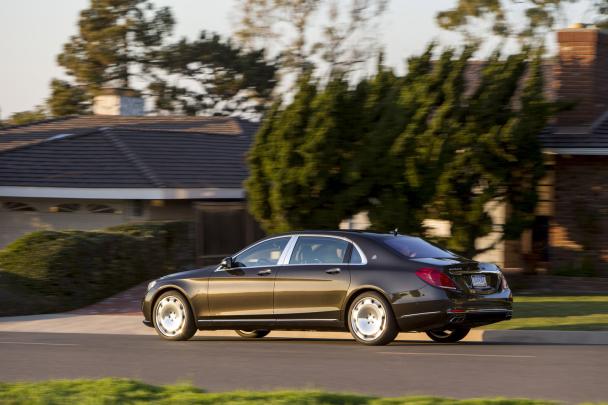The AMG’s 6.0-liter twin-turbocharged V-12 engine will push out 621 hp and 1000 Nm of torque angular rear of the 2018 Mercedes-Maybach S650