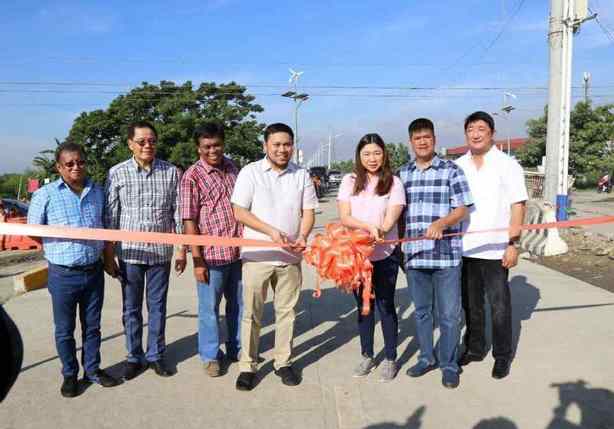 The Department of Public Works and Highways recently completed the construction of the 3.2-km Laguna Lake Highway in Taguig City Poeple cutting the ribbon at Laguna Lake Highway