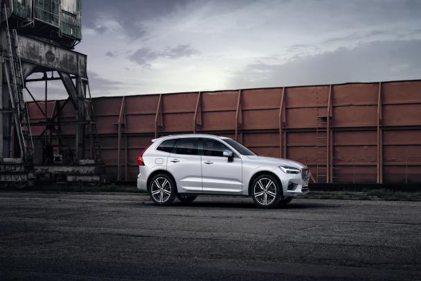 Volvo performance division Polestar continues to introduce its latest tuning packs for the all-new Volvo XC60 Side view of the Volvo XC60 T8 Polestar