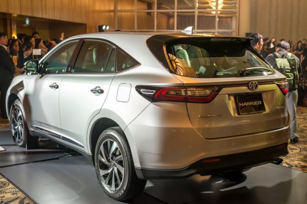 The Harrier has a decent fuel consumption of 13km/L for the 2WD and 12.8km/L for the 4WD angular rear of the Toyota Harrier