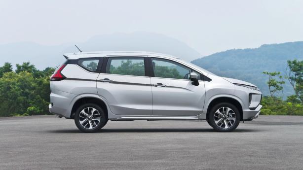 Mitsubishi Expander 2018 side view 