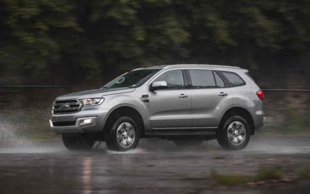 A Ford Everest 2018 on the road