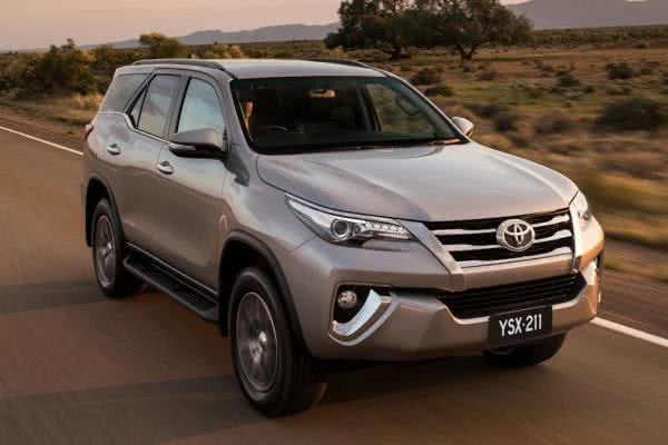 Toyota Rush 2018 angular front Toyota Fortuner angular front