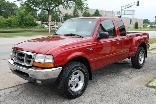 Angular front of a Ford Ranger 2002