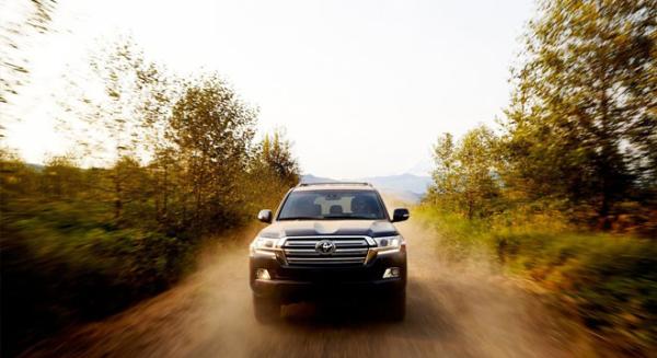 Toyota Land Cruiser 2018 on the road