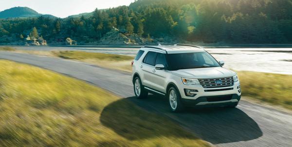 Ford Explorer 2018 on the road