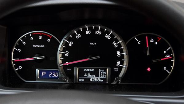 Toyota Hiace 2018 analog gauges