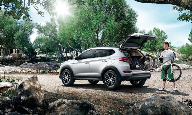 a man loading stuff in a Hyundai Tucson 2018 cargo