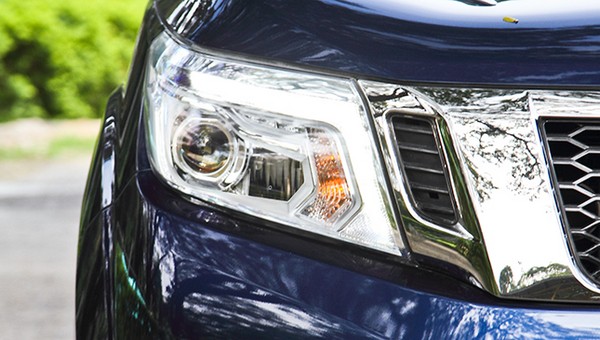 Nissan Navara 2018 headlight