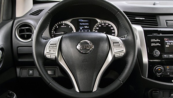Nissan Navara 2018 steering wheel