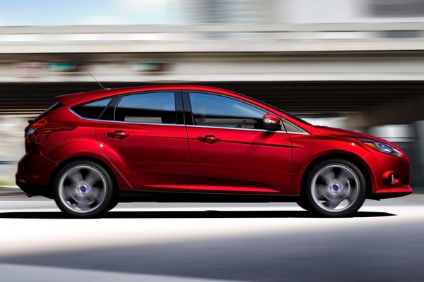 In terms of handling, the hot hatch does not let us down Ford Focus 2018 on the road
