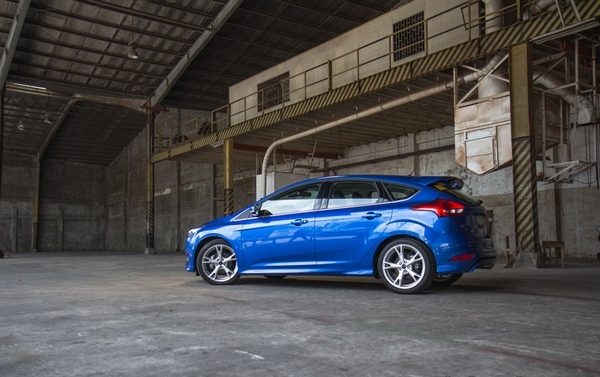 Ford Focus 2017 side view