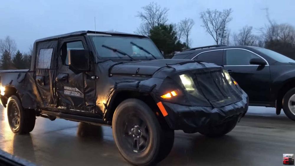 Jeep Wrangler-based pickup truck might debut this year