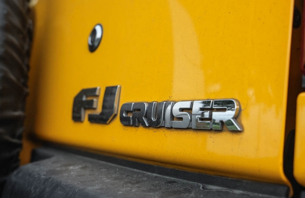 Toyota FJ Cruiser 2018 badge