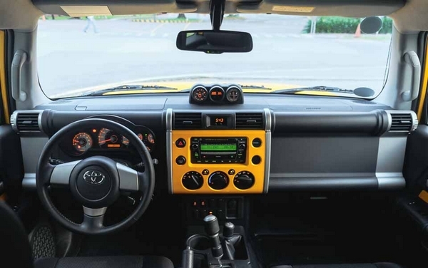 Toyota FJ Cruiser 2018 interior