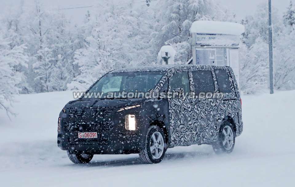 Next-gen Outlander-based Mitsubishi Delica spied in snow