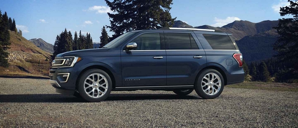 Ford Expedition 2018 side view